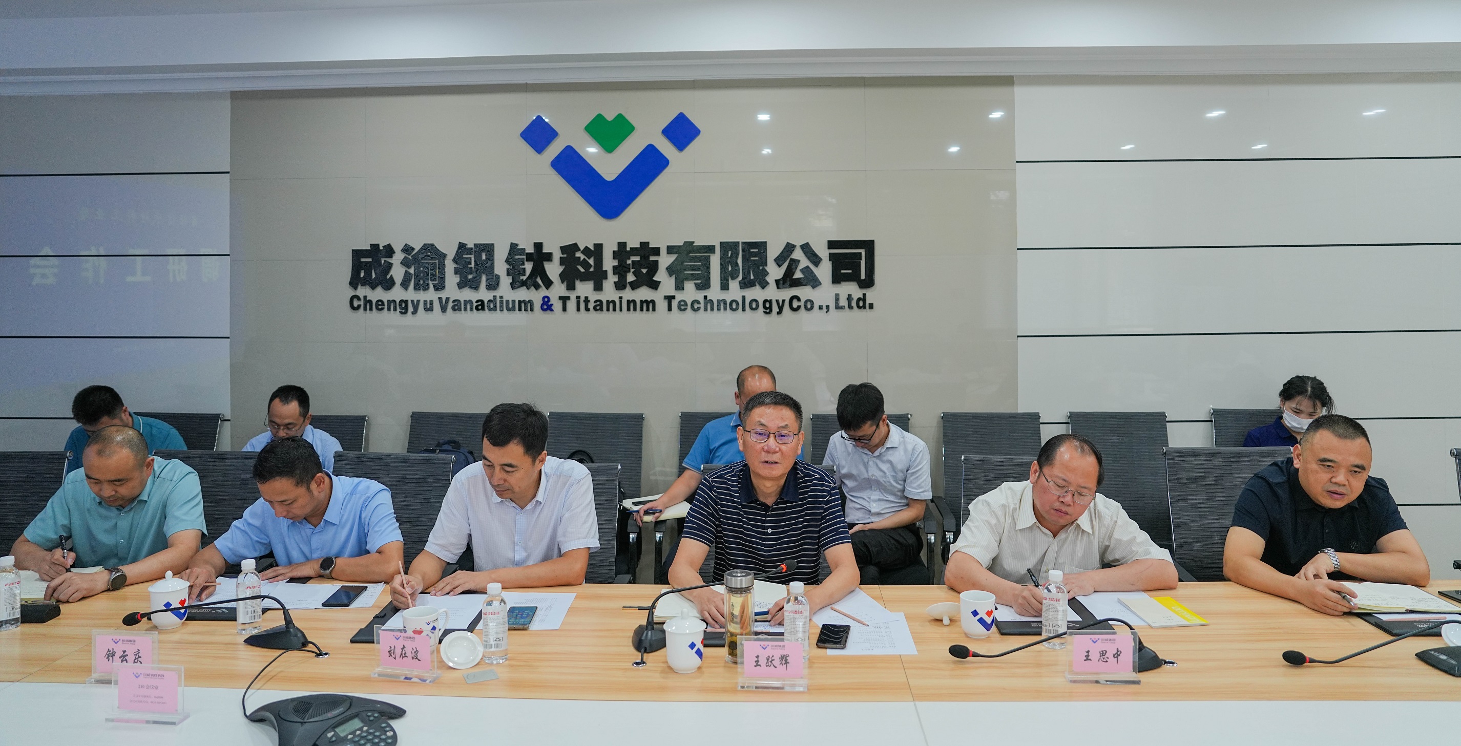 省經(jīng)信廳材料工業(yè)處處長卿家勝一行調(diào)研川威(圖3)