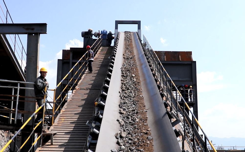 聯(lián)鑫礦業(yè)秀水河一段破碎與球磨搬遷項(xiàng)目800t/h破碎生產(chǎn)線帶負(fù)荷試運(yùn)轉(zhuǎn)成功(圖2) 聯(lián)鑫礦業(yè)秀水河一段破碎與球磨搬遷項(xiàng)目800t/h破碎生產(chǎn)線帶負(fù)荷試運(yùn)轉(zhuǎn)成功(圖2)