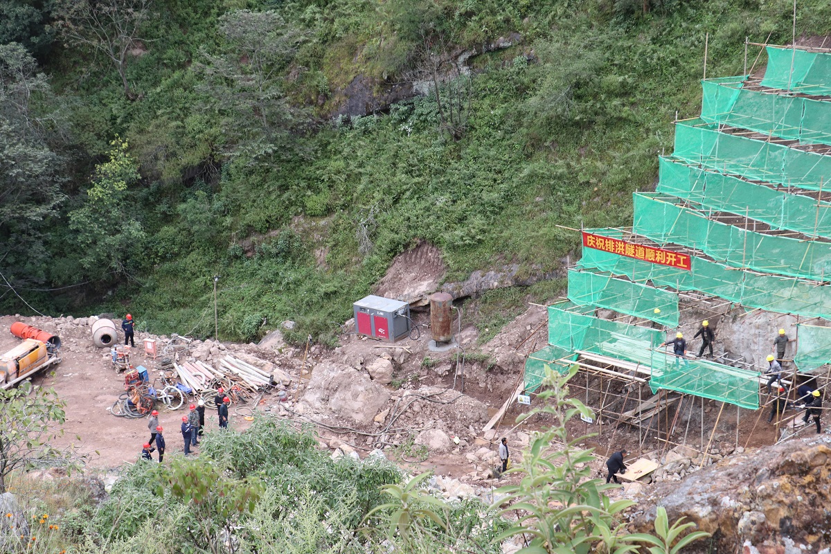 聯(lián)鑫礦業(yè)公司紅星溝尾礦庫項(xiàng)目排洪隧洞順利開工(圖3)