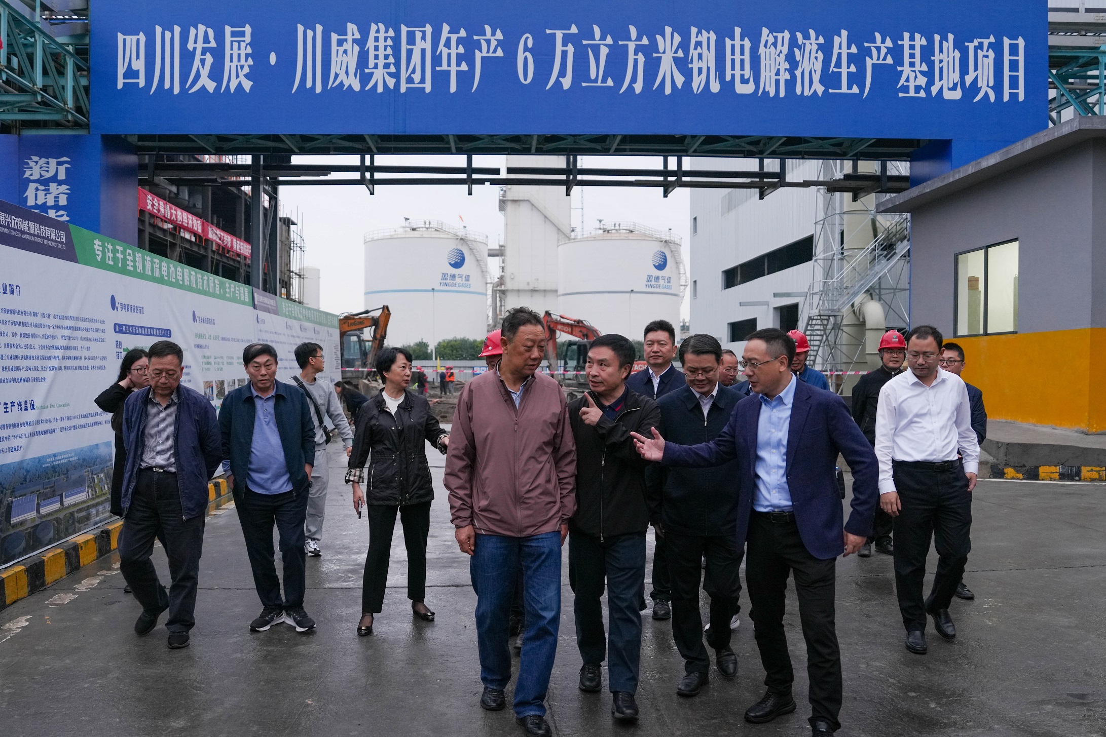 省高科協(xié)理事長，省政協(xié)黨組原副書記、副主席曲木史哈一行到川威調研