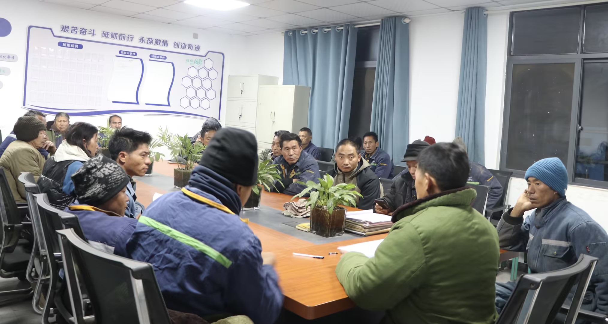 聯(lián)鑫礦業(yè)財(cái)通公司正式接管一廠干拋及豪豬溝生產(chǎn)線(xiàn)(圖2) 聯(lián)鑫礦業(yè)財(cái)通公司正式接管一廠干拋及豪豬溝生產(chǎn)線(xiàn)(圖2)