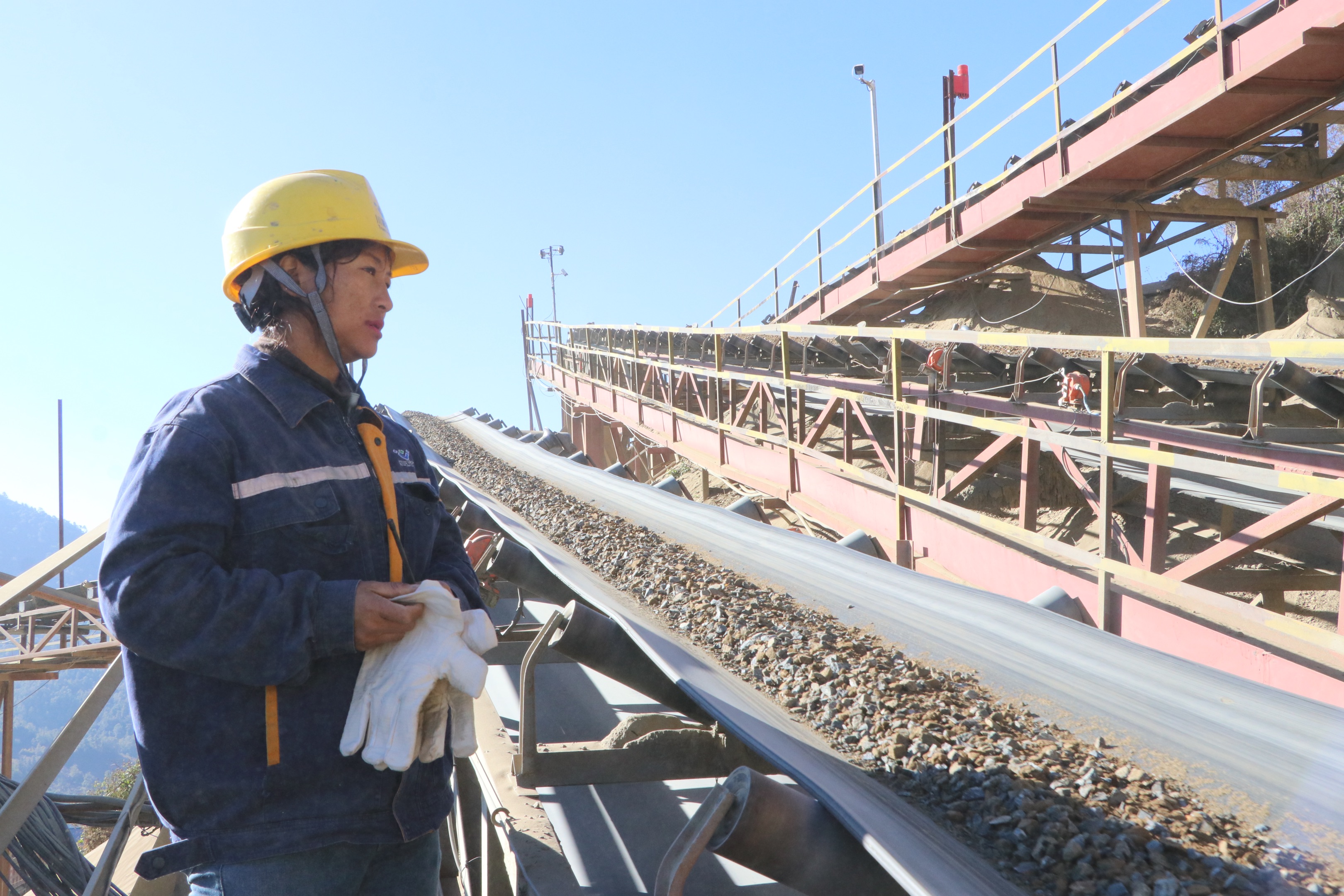 聯(lián)鑫礦業(yè)財(cái)通公司正式接管一廠干拋及豪豬溝生產(chǎn)線(xiàn)(圖3) 聯(lián)鑫礦業(yè)財(cái)通公司正式接管一廠干拋及豪豬溝生產(chǎn)線(xiàn)(圖3)