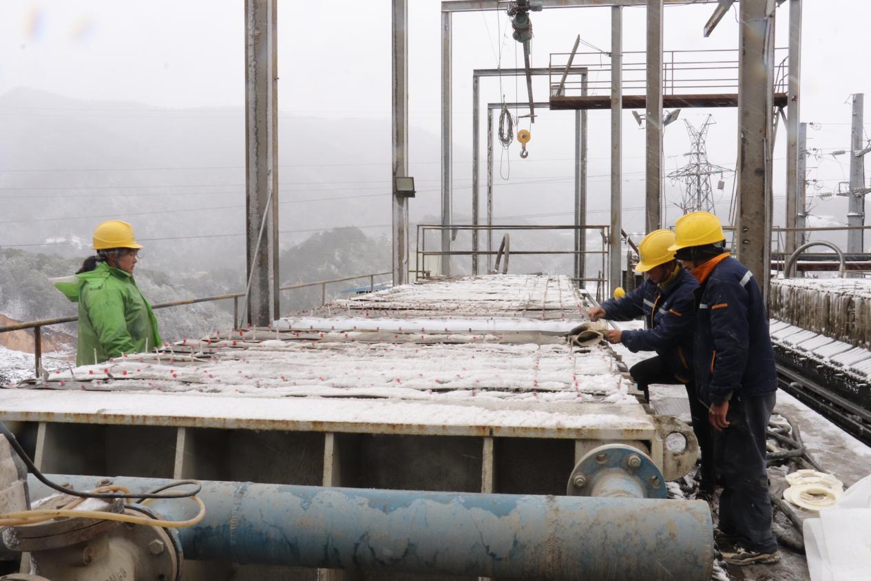 戰(zhàn)風雪，斗嚴寒！ ——聯(lián)鑫礦業(yè)公司會理區(qū)域全力護航節(jié)前安全生產(圖2)