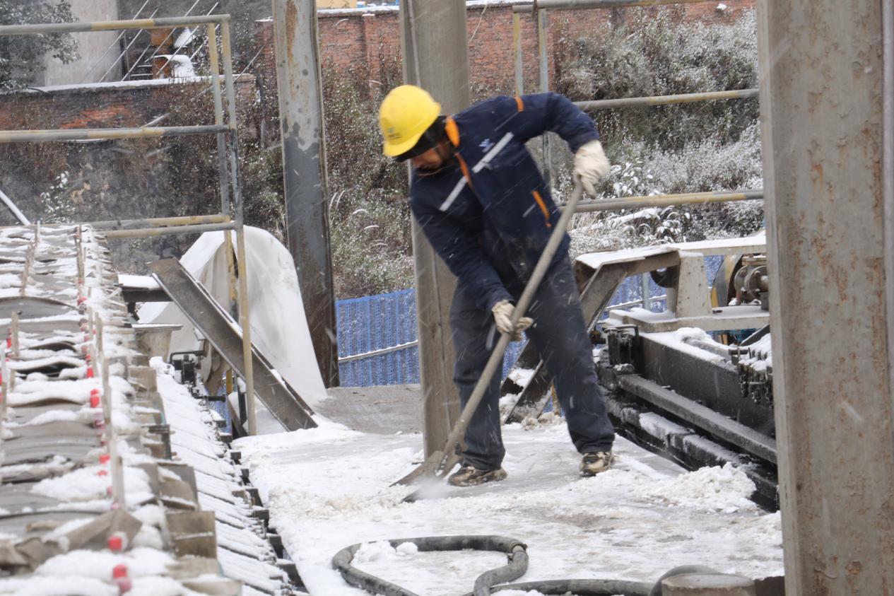 戰(zhàn)風雪，斗嚴寒！ ——聯(lián)鑫礦業(yè)公司會理區(qū)域全力護航節(jié)前安全生產(圖3)