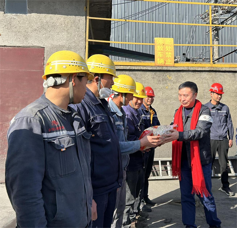 新春第一天董事長到礦山(圖3) 新春第一天董事長到礦山(圖3)