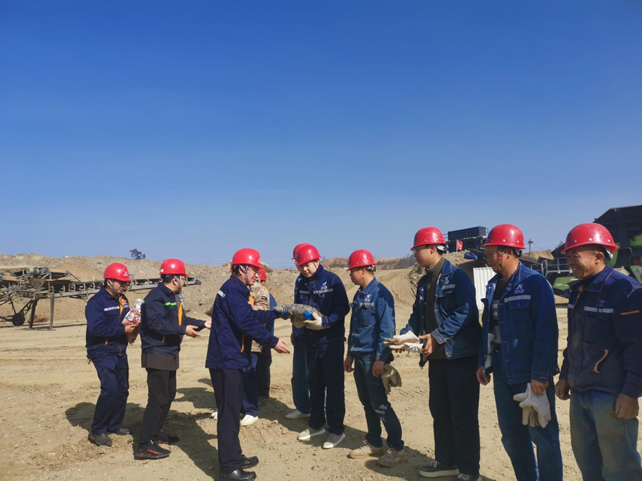 新春第一天董事長到礦山(圖8) 新春第一天董事長到礦山(圖8)