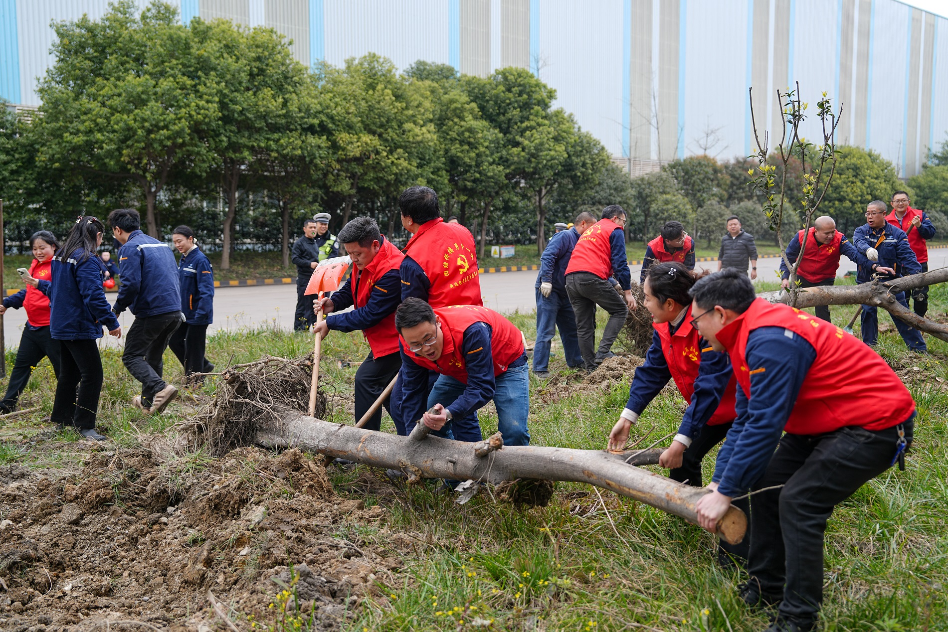 打造綠色川威 共建美好家園——釩鈦科技組織開(kāi)展植樹(shù)節(jié)系列活動(dòng)(圖3) 打造綠色川威 共建美好家園——釩鈦科技組織開(kāi)展植樹(shù)節(jié)系列活動(dòng)(圖3)
