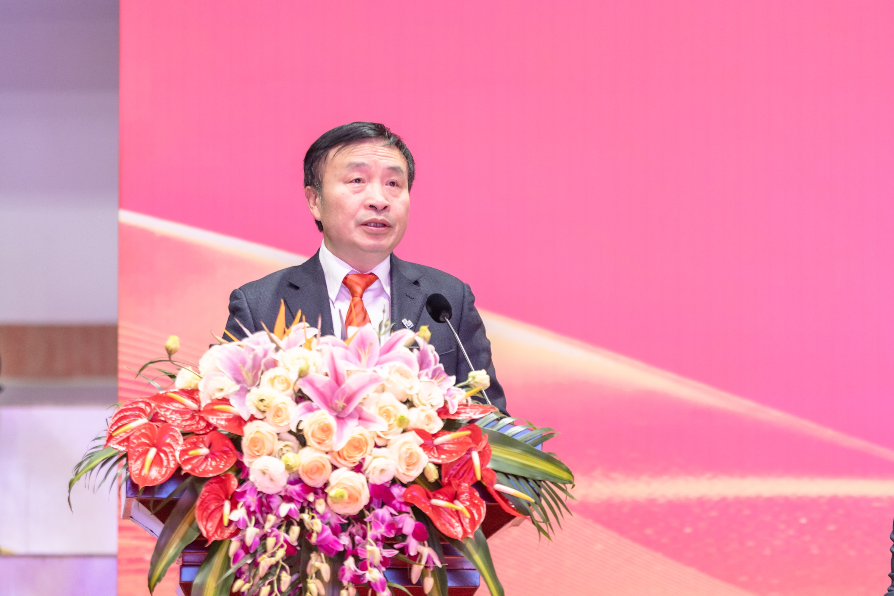 與你同行 向前堅(jiān)持——集團(tuán)公司隆重召開(kāi)2025年度總結(jié)表彰大會(huì)(圖3) 與你同行 向前堅(jiān)持——集團(tuán)公司隆重召開(kāi)2025年度總結(jié)表彰大會(huì)(圖3)