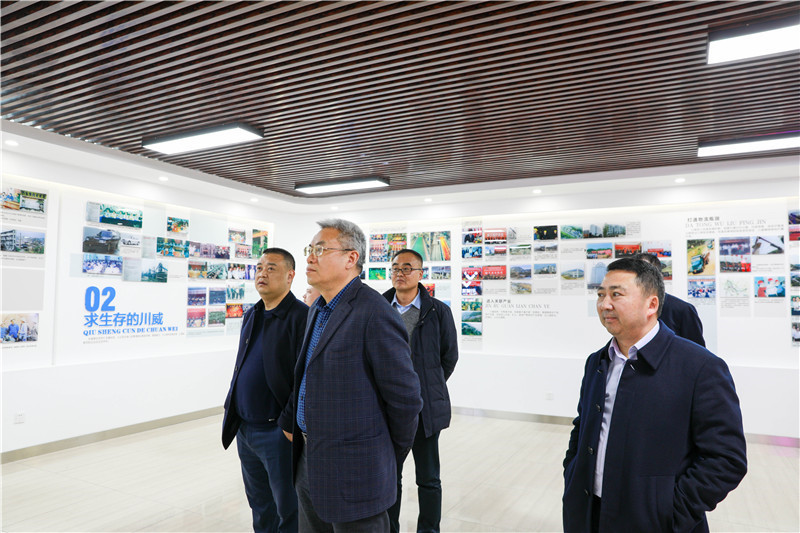 川煤集團(tuán)副總經(jīng)理徐廷甫一行 到川威連界基地交流(圖2) 川煤集團(tuán)副總經(jīng)理徐廷甫一行 到川威連界基地交流(圖2)