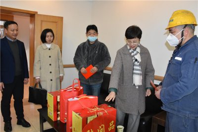 市總工會領(lǐng)導(dǎo)到川威慰問困難員工暨勞模代表