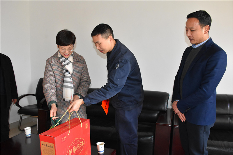 市總工會領(lǐng)導(dǎo)到川威慰問困難員工暨勞模代表(圖3) 市總工會領(lǐng)導(dǎo)到川威慰問困難員工暨勞模代表(圖3)