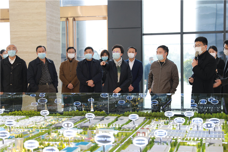 內(nèi)江市市長(zhǎng)鄭莉一行蒞臨川威連界基地調(diào)研(圖1) 內(nèi)江市市長(zhǎng)鄭莉一行蒞臨川威連界基地調(diào)研(圖1)