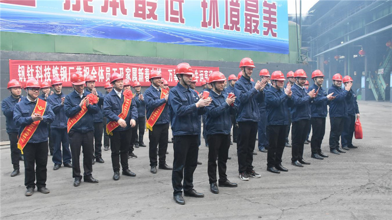 張燈結(jié)彩迎新年 齊心協(xié)力譜新篇丨集團(tuán)領(lǐng)導(dǎo)大年初一開展新春慰問活動(dòng)(圖2) 張燈結(jié)彩迎新年 齊心協(xié)力譜新篇丨集團(tuán)領(lǐng)導(dǎo)大年初一開展新春慰問活動(dòng)(圖2)