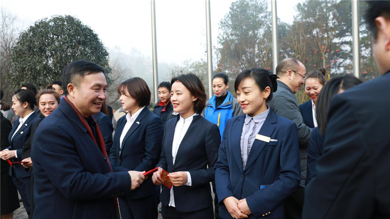 張燈結(jié)彩迎新年 齊心協(xié)力譜新篇丨集團(tuán)領(lǐng)導(dǎo)大年初一開展新春慰問活動(dòng)(圖6) 張燈結(jié)彩迎新年 齊心協(xié)力譜新篇丨集團(tuán)領(lǐng)導(dǎo)大年初一開展新春慰問活動(dòng)(圖6)