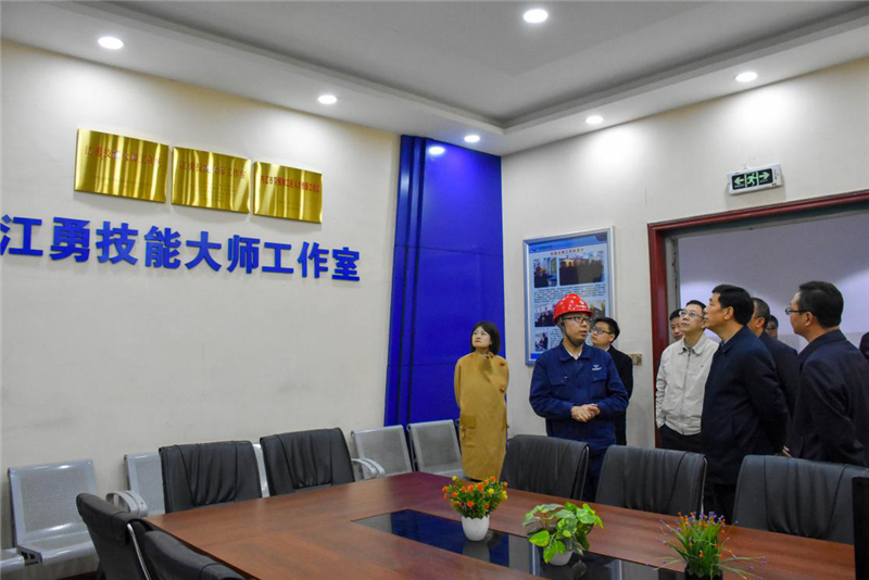 四川省省經(jīng)信廳楊健一行蒞威調研指導工作(圖3) 四川省省經(jīng)信廳楊健一行蒞威調研指導工作(圖3)