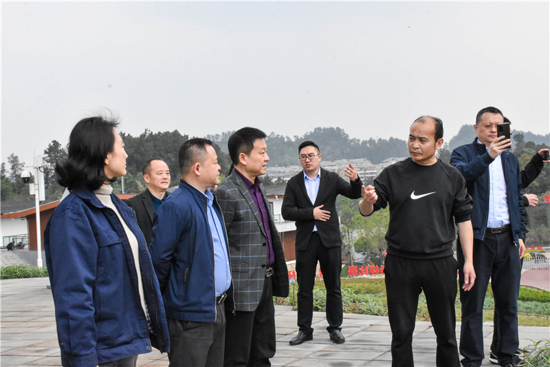 重慶輪船集團到川威連界基地調(diào)研(圖2) 重慶輪船集團到川威連界基地調(diào)研(圖2)