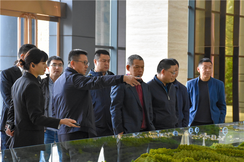 華西綠舍建材董事長劉華東一行到川威調(diào)研(圖4) 華西綠舍建材董事長劉華東一行到川威調(diào)研(圖4)