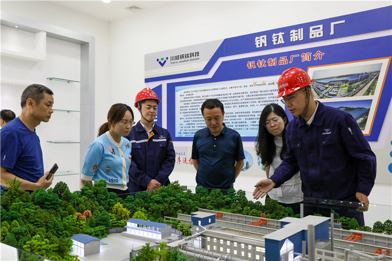 四川釩鈦產(chǎn)業(yè)技術(shù)研究院院長(zhǎng)張雪峰一行到川威連界基地調(diào)研交流(圖2) 四川釩鈦產(chǎn)業(yè)技術(shù)研究院院長(zhǎng)張雪峰一行到川威連界基地調(diào)研交流(圖2)