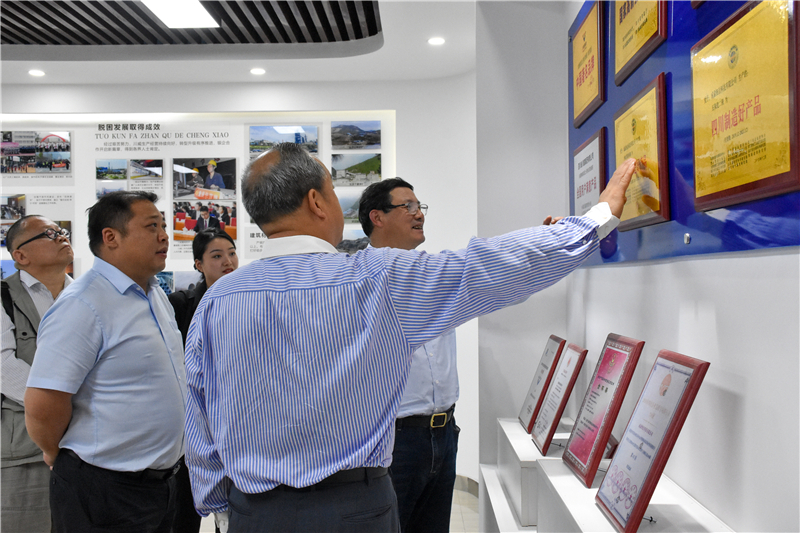 工信部品牌培育專家組蒞臨川威連界基地考察(圖2) 工信部品牌培育專家組蒞臨川威連界基地考察(圖2)