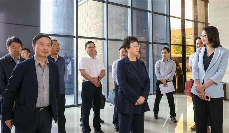 市委書(shū)記鄭莉蒞臨川威調(diào)研指導(dǎo)轉(zhuǎn)型發(fā)展工作(圖2) 市委書(shū)記鄭莉蒞臨川威調(diào)研指導(dǎo)轉(zhuǎn)型發(fā)展工作(圖2)