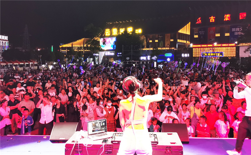 古滇國城云里街區(qū)盛大開街(圖4) 古滇國城云里街區(qū)盛大開街(圖4)