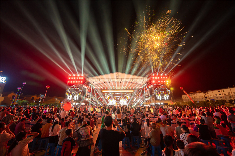 古滇國城云里街區(qū)盛大開街(圖5) 古滇國城云里街區(qū)盛大開街(圖5)