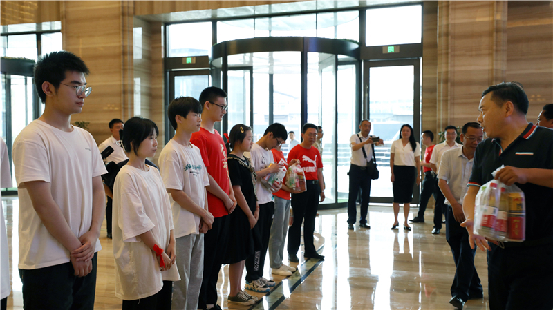 助力高考暖人心 深情慰問送關(guān)懷——集團(tuán)公司慰問競力學(xué)校高考考生(圖3) 助力高考暖人心 深情慰問送關(guān)懷——集團(tuán)公司慰問競力學(xué)校高考考生(圖3)