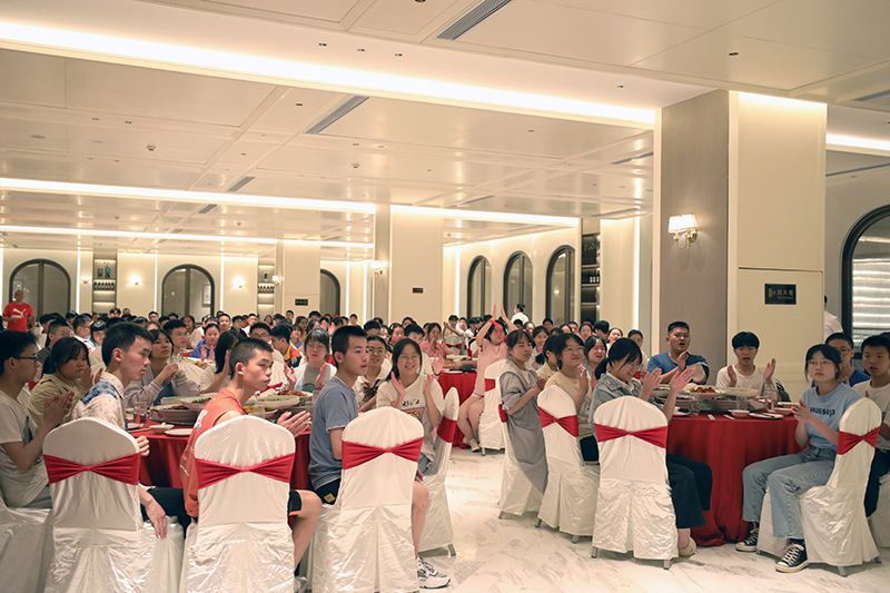 助力高考暖人心 深情慰問送關(guān)懷——集團(tuán)公司慰問競力學(xué)校高考考生(圖4) 助力高考暖人心 深情慰問送關(guān)懷——集團(tuán)公司慰問競力學(xué)校高考考生(圖4)