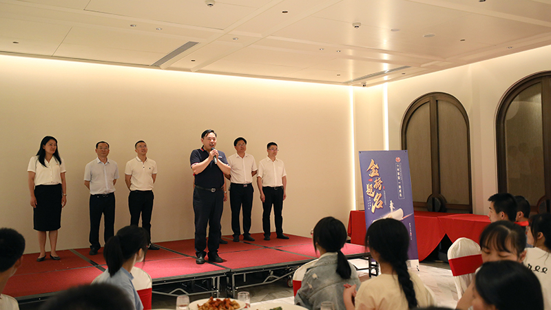 助力高考暖人心 深情慰問送關(guān)懷——集團(tuán)公司慰問競力學(xué)校高考考生(圖5) 助力高考暖人心 深情慰問送關(guān)懷——集團(tuán)公司慰問競力學(xué)校高考考生(圖5)