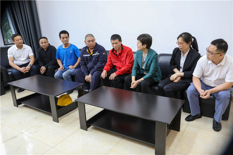 內(nèi)江市總工會(huì)到川威開展“工會(huì)進(jìn)萬家”調(diào)研走訪慰問(圖1) 內(nèi)江市總工會(huì)到川威開展“工會(huì)進(jìn)萬家”調(diào)研走訪慰問(圖1)