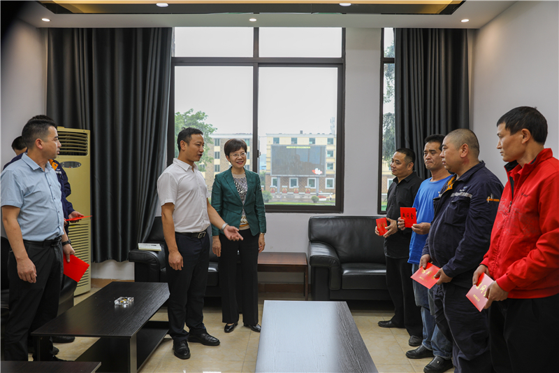 內(nèi)江市總工會(huì)到川威開展“工會(huì)進(jìn)萬家”調(diào)研走訪慰問(圖2) 內(nèi)江市總工會(huì)到川威開展“工會(huì)進(jìn)萬家”調(diào)研走訪慰問(圖2)