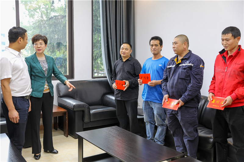 內(nèi)江市總工會(huì)到川威開展“工會(huì)進(jìn)萬家”調(diào)研走訪慰問(圖3) 內(nèi)江市總工會(huì)到川威開展“工會(huì)進(jìn)萬家”調(diào)研走訪慰問(圖3)