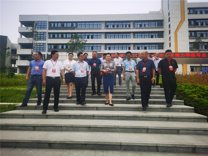 威遠(yuǎn)縣教育體育局李佳棲書記帶隊(duì)巡視競力學(xué)校中考工作(圖3) 威遠(yuǎn)縣教育體育局李佳棲書記帶隊(duì)巡視競力學(xué)校中考工作(圖3)