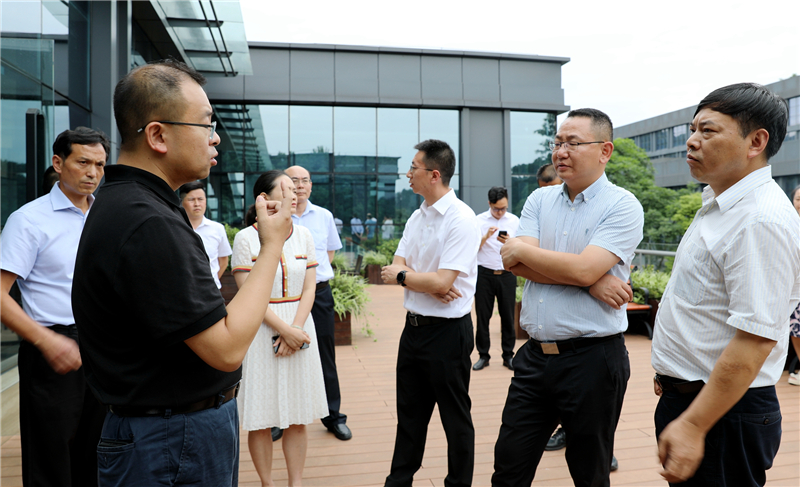 省人社廳李楨一行到川威連界基地調(diào)研考察(圖3) 省人社廳李楨一行到川威連界基地調(diào)研考察(圖3)