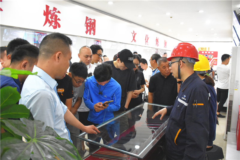 省鋼材流通協(xié)會到川威參觀交流(圖1) 省鋼材流通協(xié)會到川威參觀交流(圖1)