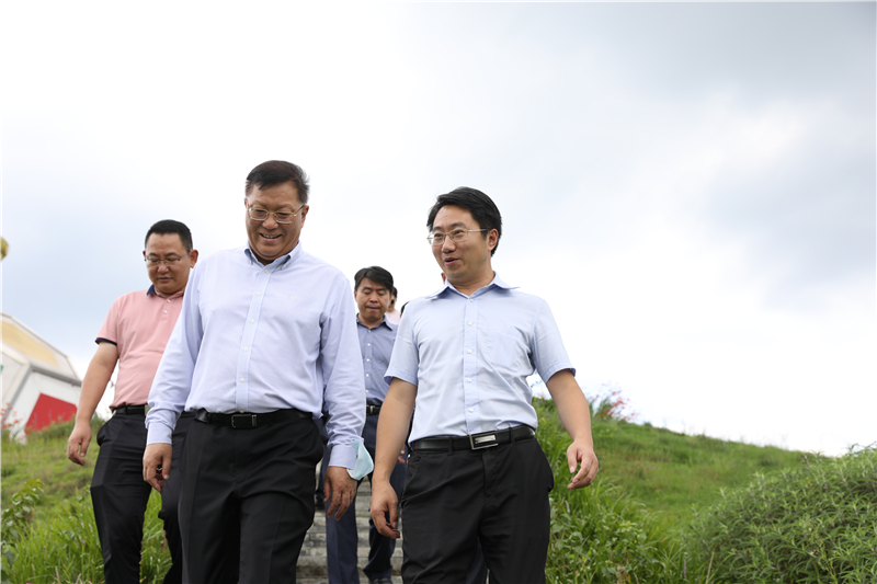 康寧大中華區(qū)總裁兼總經(jīng)理李放一行來川威參觀考察(圖3) 康寧大中華區(qū)總裁兼總經(jīng)理李放一行來川威參觀考察(圖3)