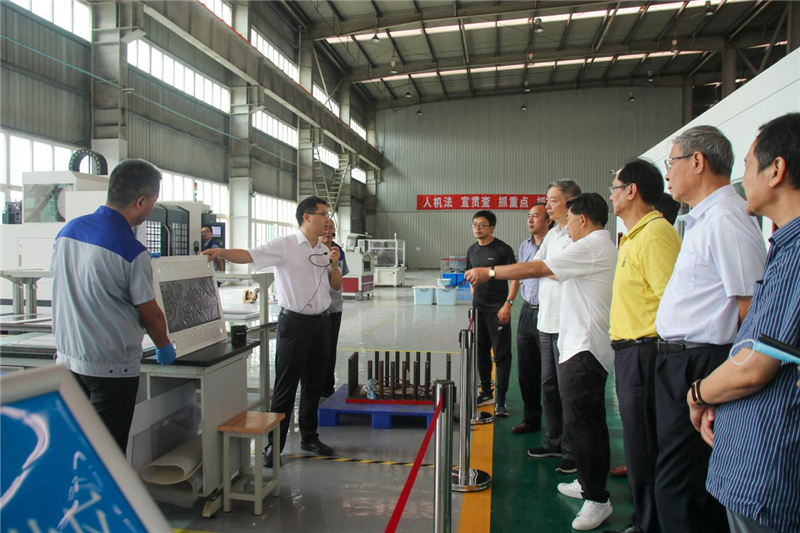 四川省委省政府決策咨詢委員會(huì)到川威集團(tuán)交流調(diào)研(圖2) 四川省委省政府決策咨詢委員會(huì)到川威集團(tuán)交流調(diào)研(圖2)