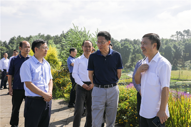 四川省政協(xié)副主席鐘勉一行蒞臨川威連界基地參觀調研(圖1) 四川省政協(xié)副主席鐘勉一行蒞臨川威連界基地參觀調研(圖1)