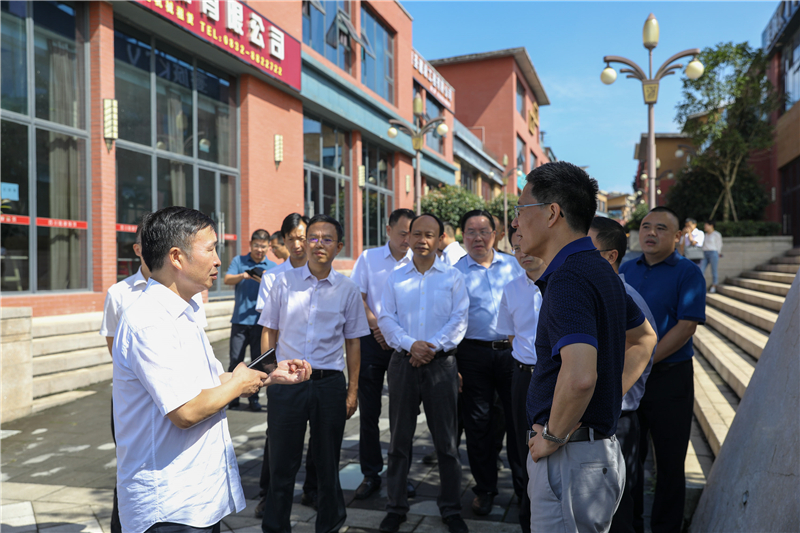 四川省政協(xié)副主席鐘勉一行蒞臨川威連界基地參觀調研(圖2) 四川省政協(xié)副主席鐘勉一行蒞臨川威連界基地參觀調研(圖2)